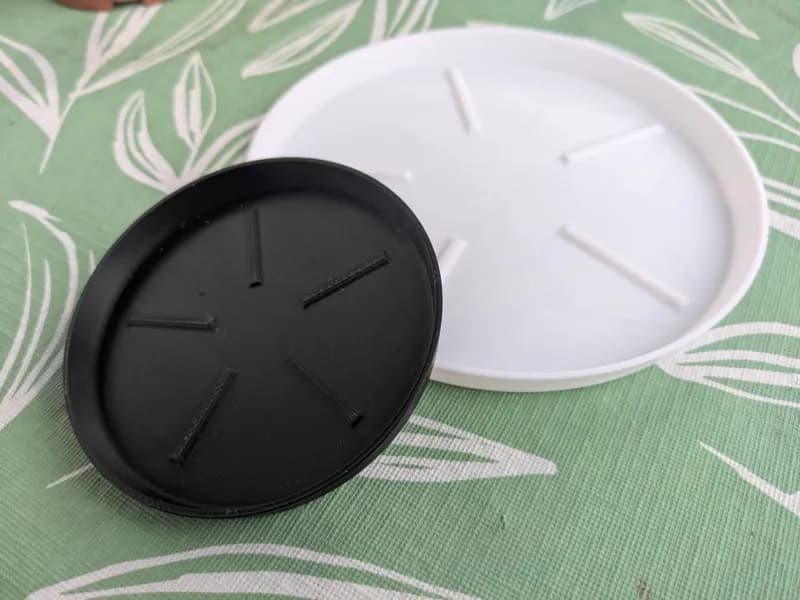 Podstavek za cvetlični lonec z odtokom
