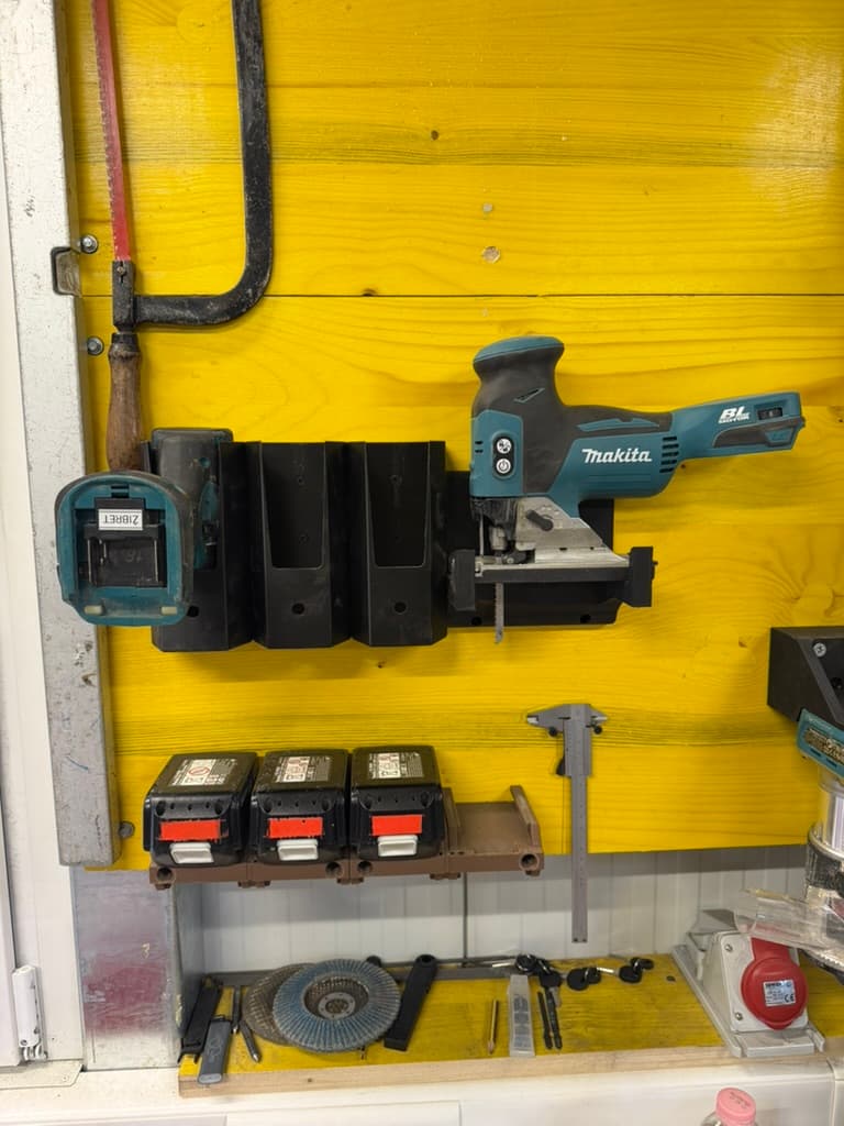 Makita Battery Wall Shelf (extendable)